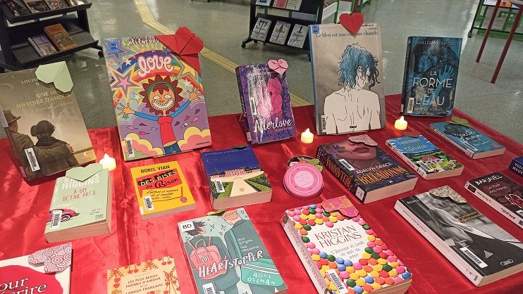 Une table sur le thème de l'amour, avec des marques-page en forme de coeurs.